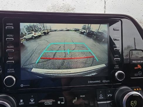 Used 2020 Toyota Highlander XLE AWD/4WD image 16
