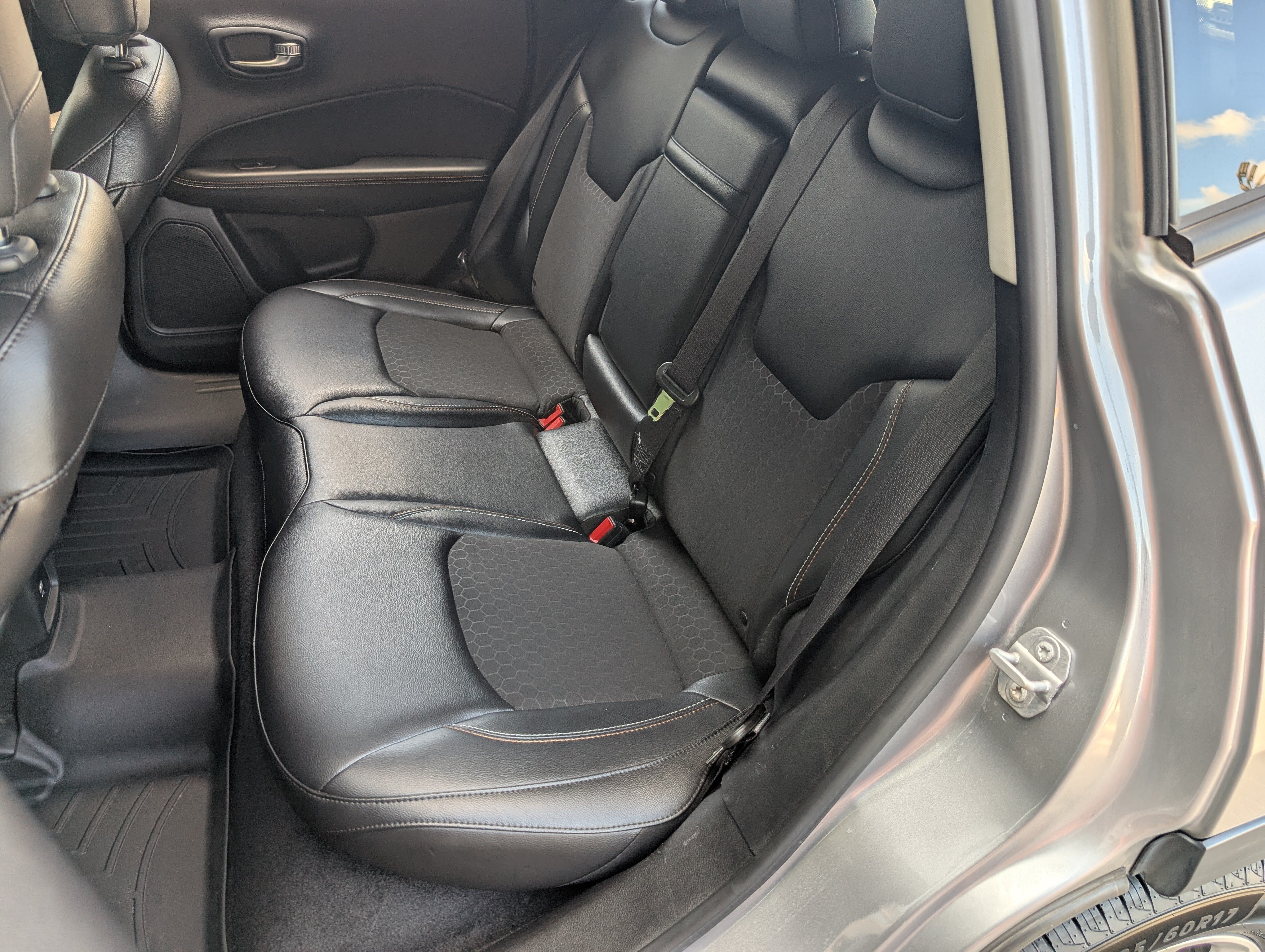 Used 2018 Jeep Compass Latitude FWD image 17