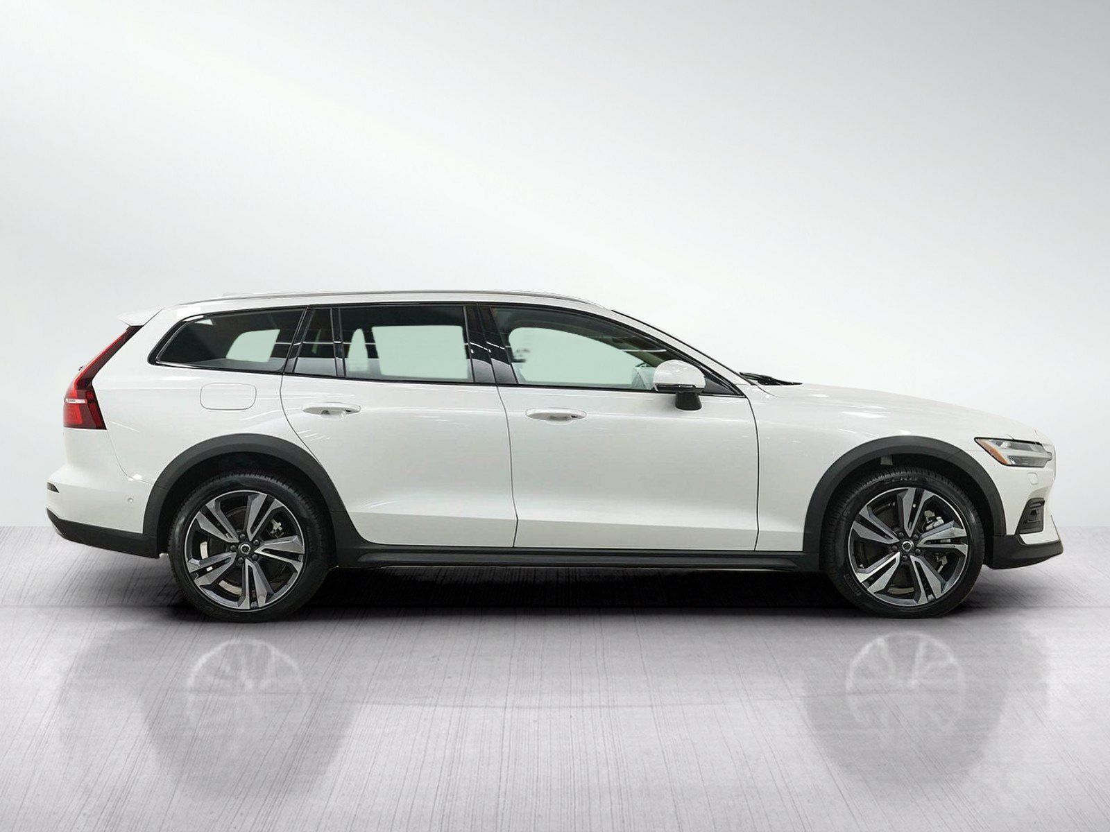 Used 2025 Volvo V60 B5 Cross Country Plus AWD/4WD image 6