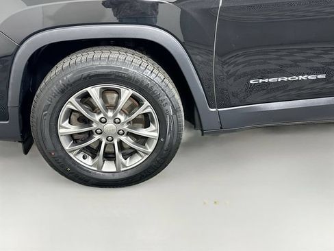 Used 2019 Jeep Cherokee Latitude Plus w/ Cold Weather Group AWD/4WD image 35