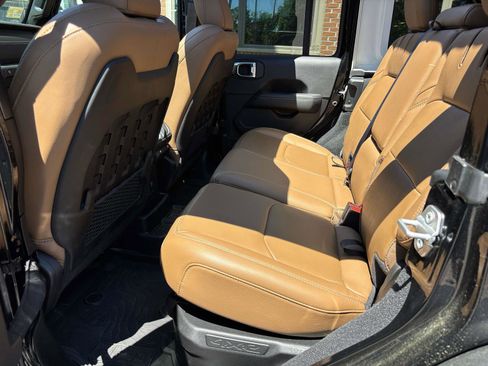 Used 2023 Jeep Wrangler Unlimited Rubicon 4xe w/ Cold Weather Group AWD/4WD image 9