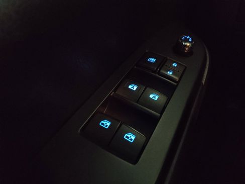 Used 2019 Toyota Highlander SE FWD image 27