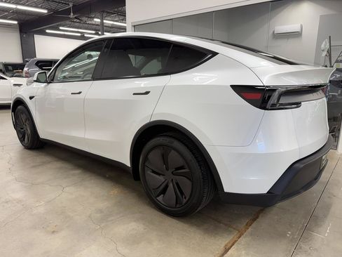 Used 2026 Tesla Model Y AWD image 6