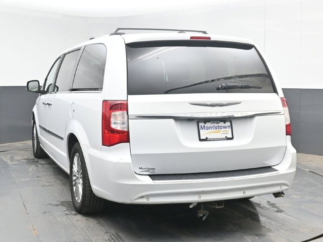 Used 2014 Chrysler Town & Country Touring-L FWD image 12