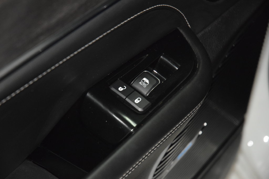 Used 2022 Jeep Grand Cherokee Overland w/ Luxury Tech Group IV AWD/4WD image 48