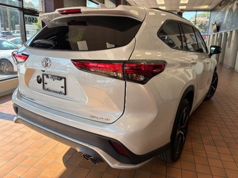 Used 2022 Toyota Highlander XSE AWD/4WD image 10