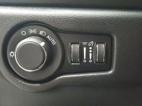 Used 2025 Chrysler Voyager LX image 21