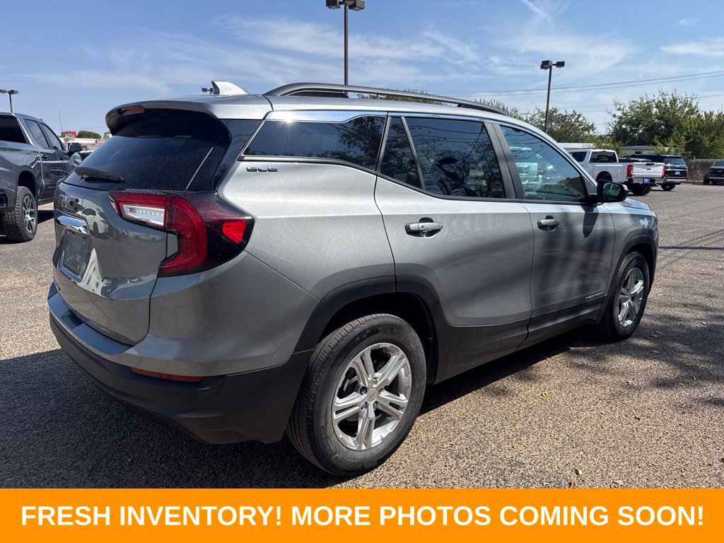 Used 2024 GMC Terrain SLE w/ Driver Convenience Package FWD image 2