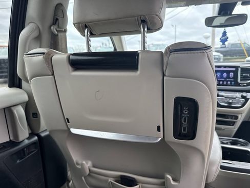 Used 2018 Chrysler Pacifica Limited image 38