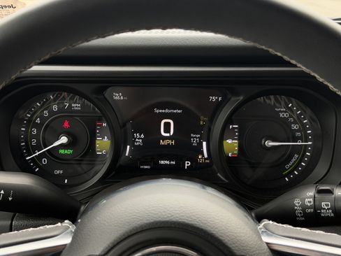 Used 2025 Jeep Wrangler Unlimited Sahara w/ Safety Group AWD/4WD image 19