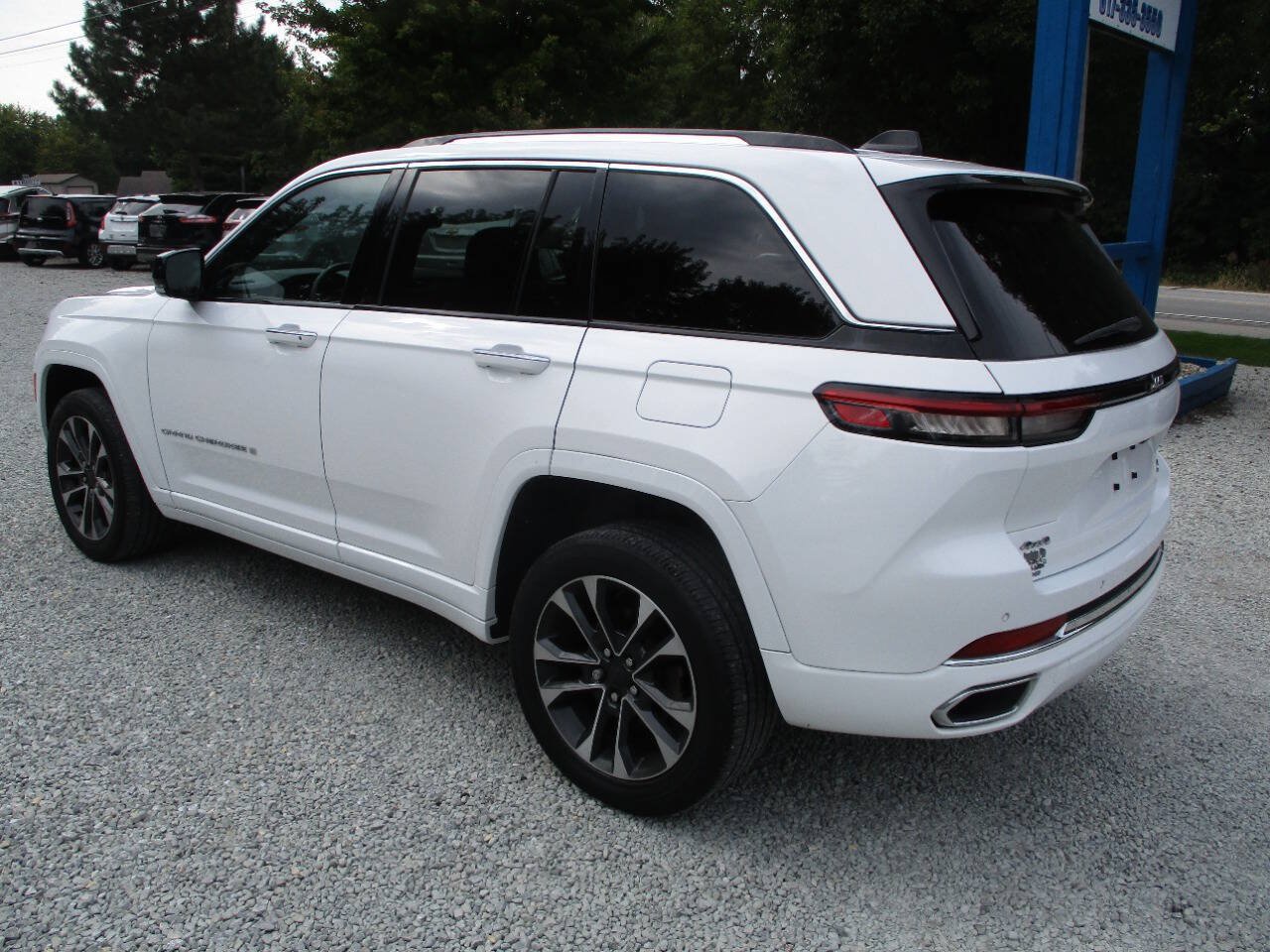 Used 2023 Jeep Grand Cherokee Overland AWD/4WD image 3