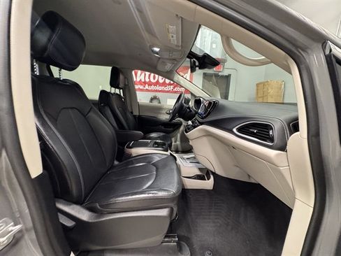 Used 2022 Chrysler Pacifica Touring-L FWD image 12