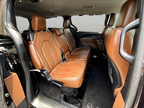 Used 2019 Chrysler Pacifica Limited w/ Advanced Safetytec Group FWD image 26