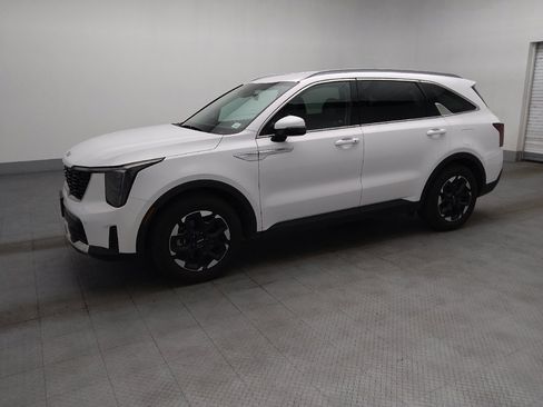 Used 2024 Kia Sorento S FWD image 2