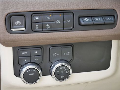 Used 2021 GMC Yukon Denali w/ Denali Premium Package image 19