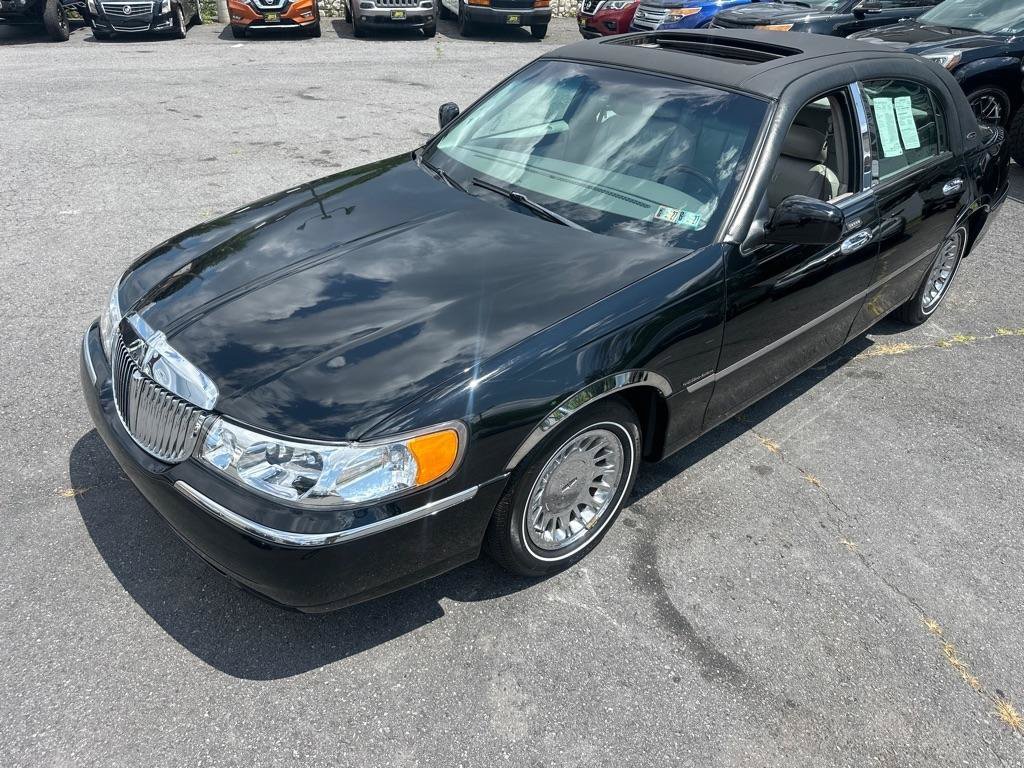Used 2002 Lincoln Town Car Cartier RWD image 4