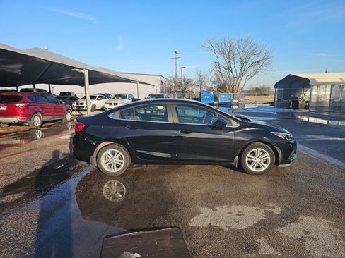 Used 2017 Chevrolet Cruze LT w/ Convenience Package image 6