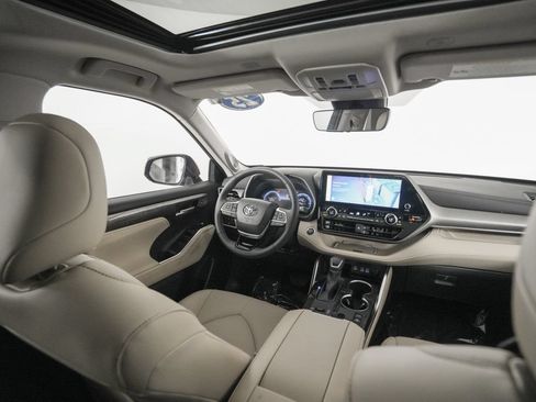 Used 2025 Toyota Highlander Limited AWD/4WD image 16
