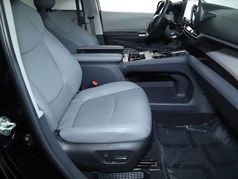 Used 2024 Toyota Sienna XLE image 27