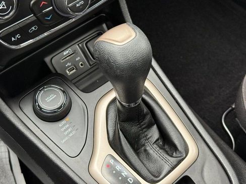 Used 2017 Jeep Cherokee Latitude AWD/4WD image 26
