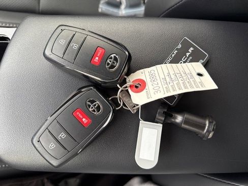 Used 2025 Toyota Prius XLE image 34