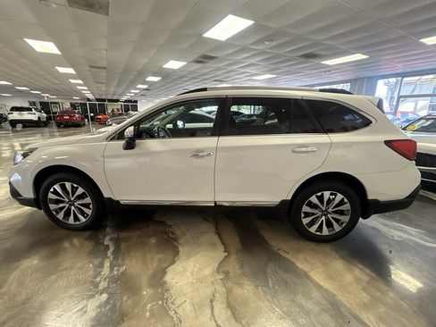 Used 2018 Subaru Outback 2.5i Touring AWD/4WD image 4
