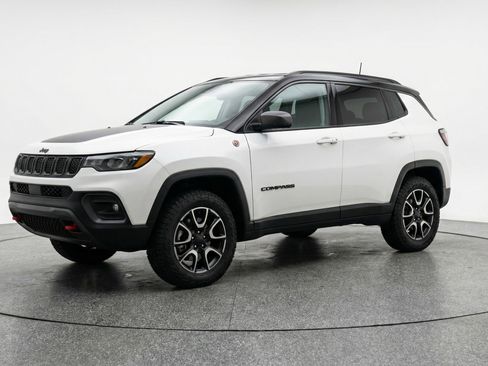 Used 2025 Jeep Compass Trailhawk image 3