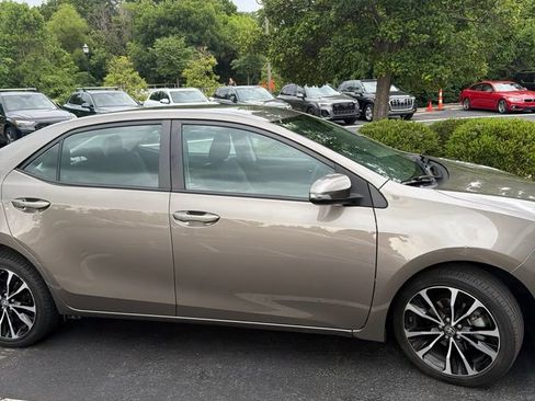 Used 2017 Toyota Corolla SE w/ Carpet Mat Package (TMS) FWD image 3