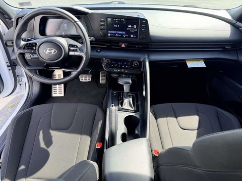 Used 2025 Hyundai Elantra Sport image 2