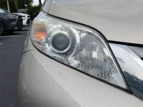 Used 2016 Toyota Sienna XLE image 10