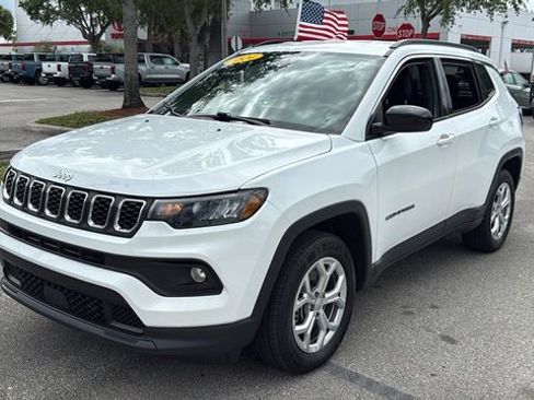 Used 2024 Jeep Compass Latitude AWD/4WD image 3