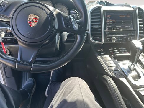 Used 2014 Porsche Cayenne w/ Comfort Lighting Package image 11