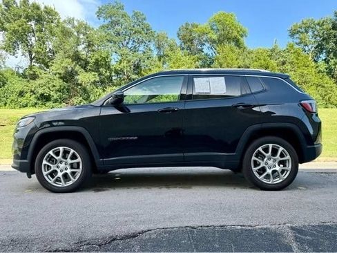 Used 2023 Jeep Compass Latitude w/ Sun and Sound Group AWD/4WD image 3