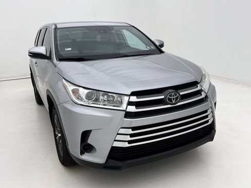 Used 2019 Toyota Highlander LE AWD/4WD image 3