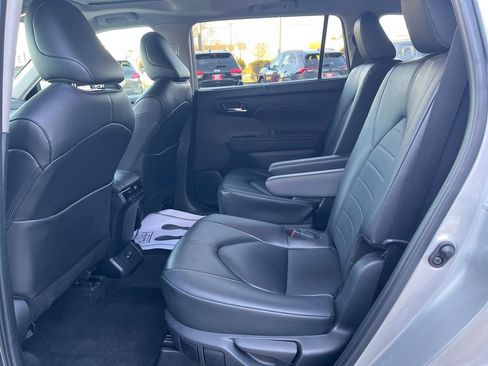 Certified 2024 Toyota Highlander XLE image 33