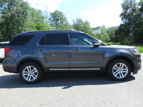 Used 2018 Ford Explorer XLT w/ Equipment Group 202A AWD/4WD image 4
