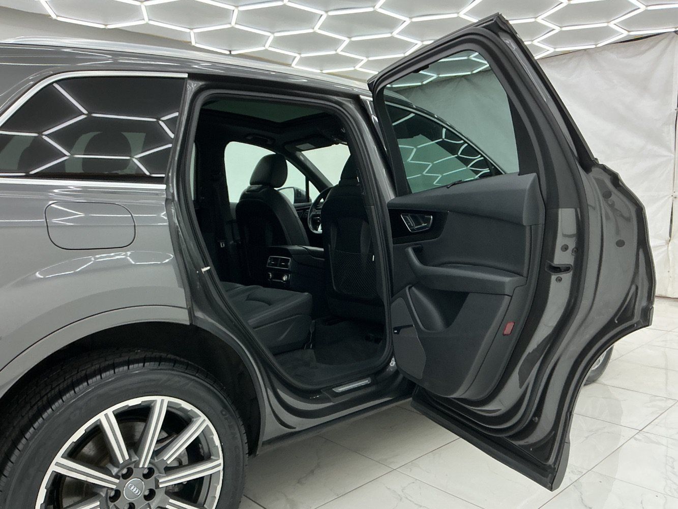 Used 2018 Audi Q7 3.0T Premium Plus w/ Premium Plus Package AWD/4WD image 23