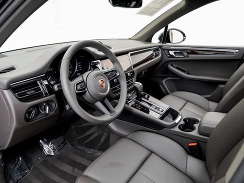 Certified 2026 Porsche Macan AWD/4WD image 4