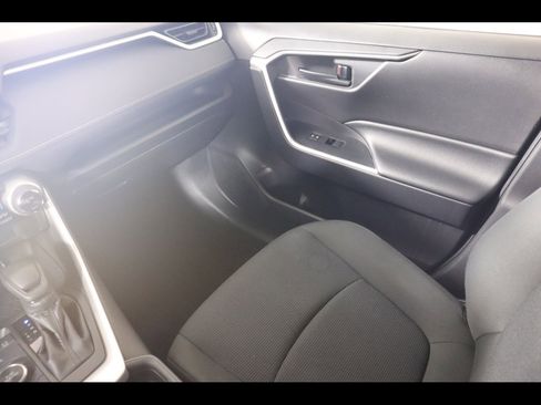 Used 2020 Toyota RAV4 LE image 18