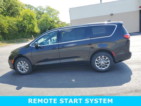 New 2026 Chrysler Pacifica Select image 8