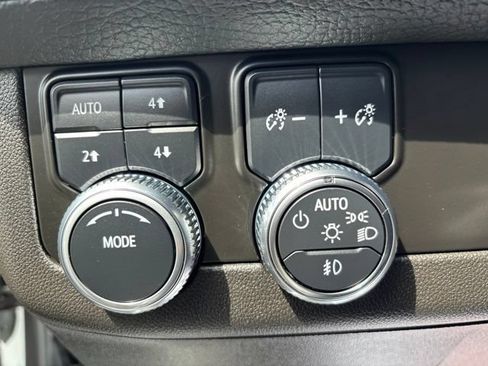 Used 2022 GMC Yukon XL Denali AWD/4WD image 17