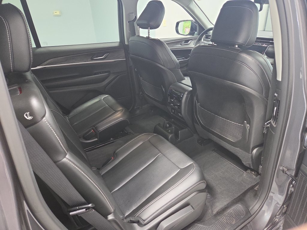 Used 2023 Jeep Grand Cherokee L Limited AWD/4WD image 16