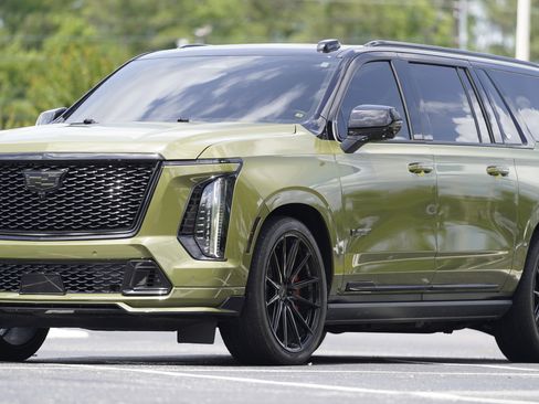 Used 2025 Cadillac Escalade ESV V AWD/4WD image 9