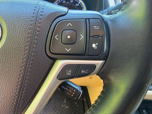 Used 2019 Toyota Highlander XLE AWD/4WD image 21