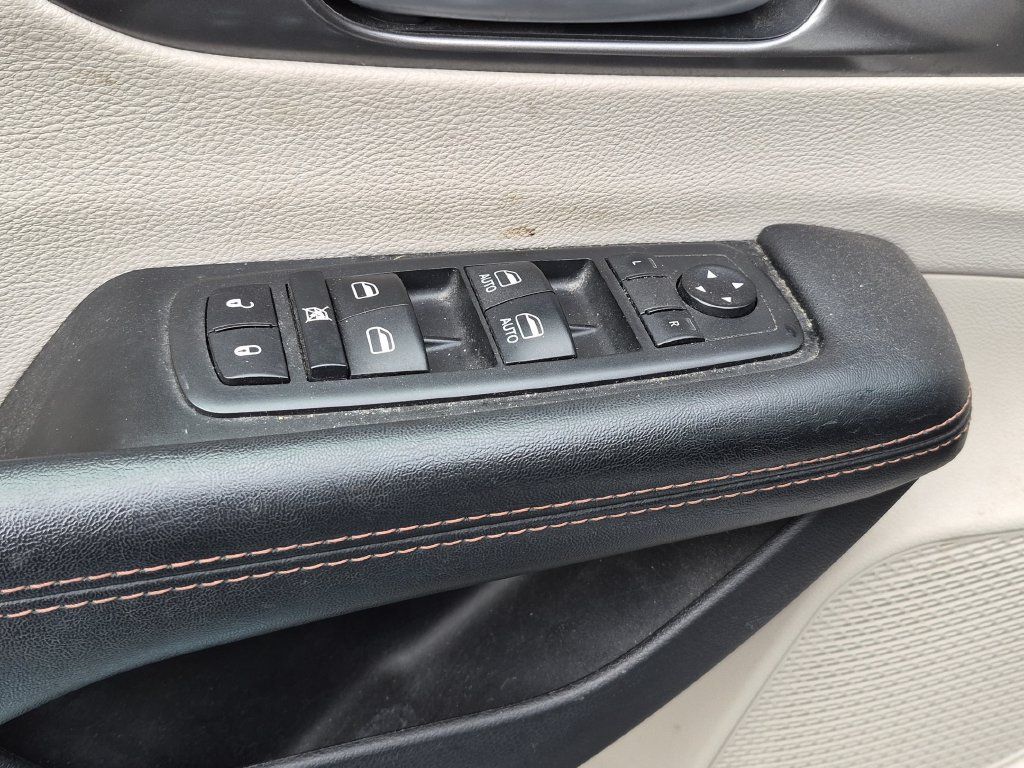 Used 2020 Chrysler Pacifica Touring-L FWD image 15