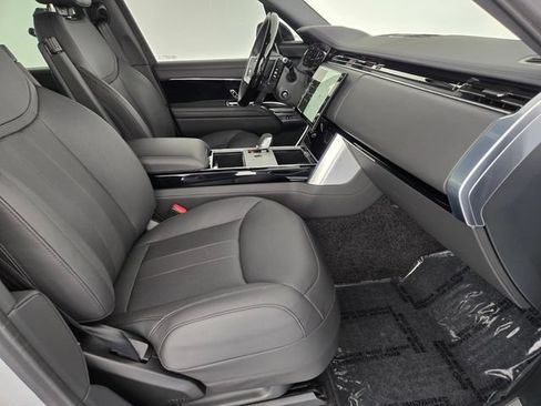 Used 2025 Land Rover Range Rover SE AWD/4WD image 3