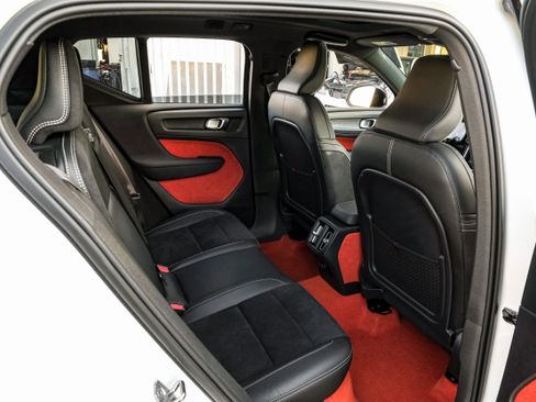 Used 2021 Volvo XC40 T4 R-Design image 39