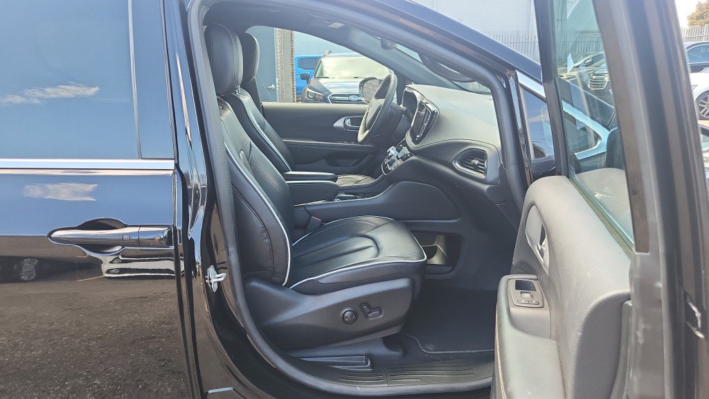 Used 2026 Chrysler Pacifica Limited FWD image 20
