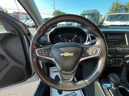 Used 2022 Chevrolet Equinox LT w/ Driver Convenience Package image 15