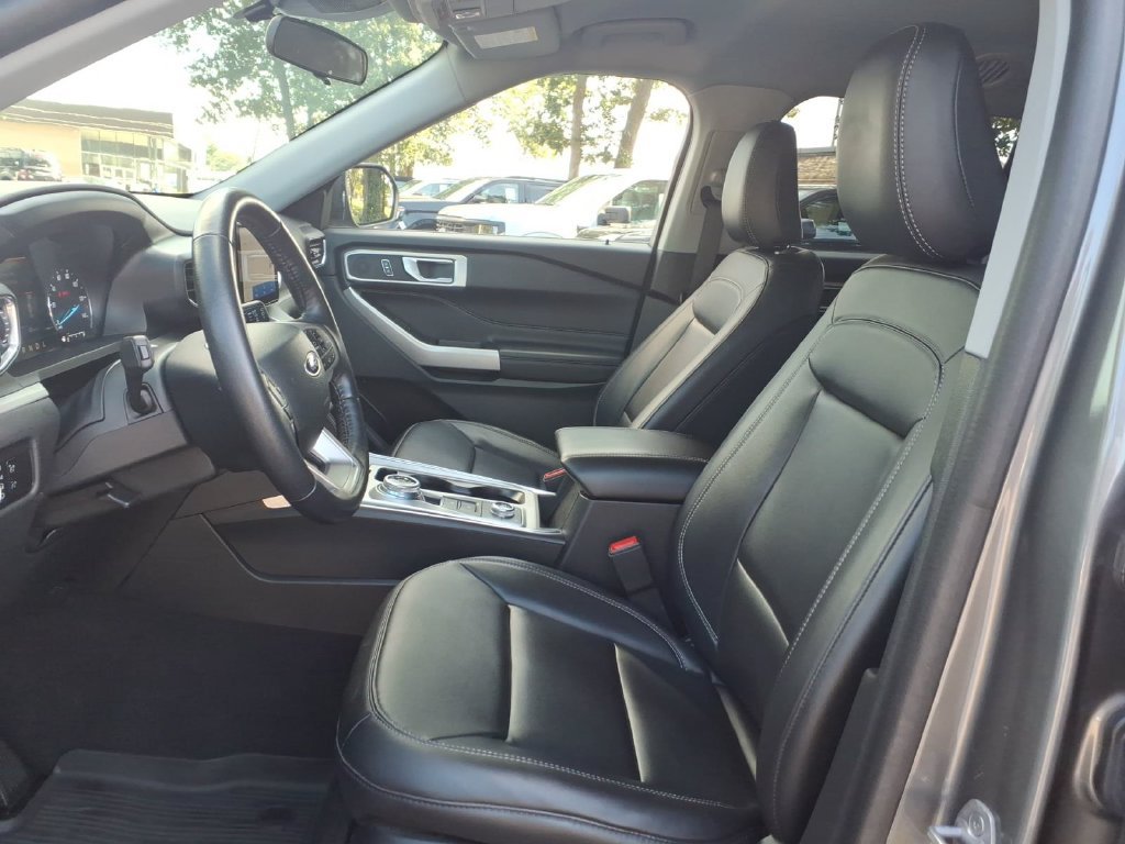 Used 2023 Ford Explorer XLT w/ Equipment Group 202A AWD/4WD image 17
